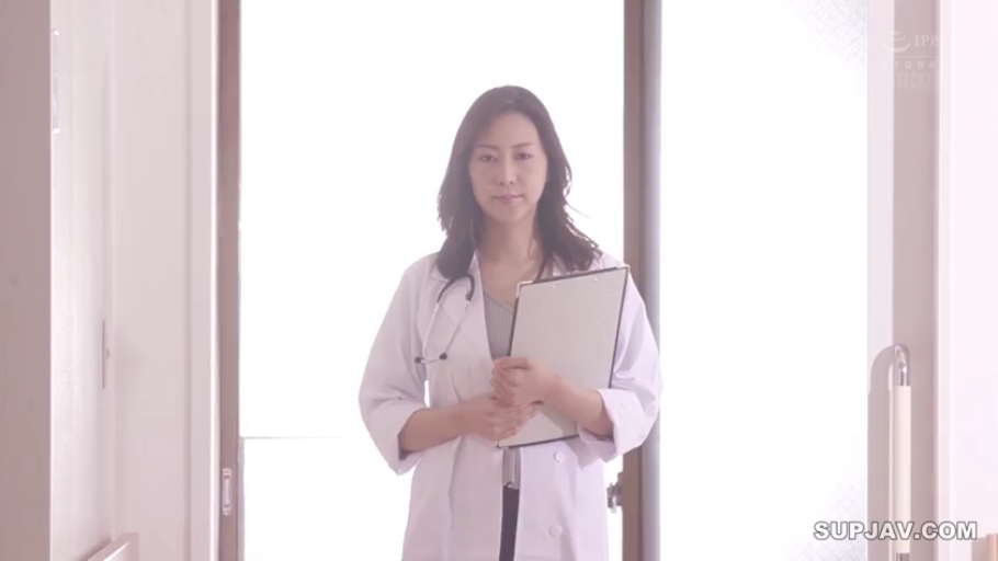 严肃 · 医院 · 站立 · 半身 · 凝视 · 熟女 · 听诊器 · 医生服