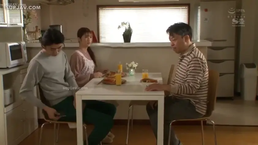 坐姿 · 中景 · 平静 · 餐厅 · 居家服 · 秘密挑逗