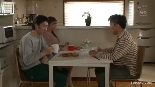 坐姿 · 中景 · 平静 · 休闲装 · 餐厅 · 用餐