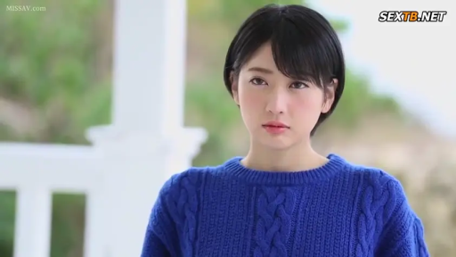 严肃 · 面部 · 站立 · 凝视 · 户外 · 短发 · 蓝色毛衣