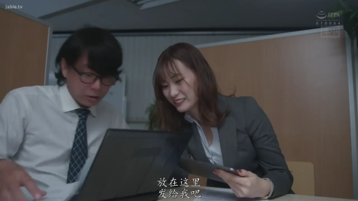 坐姿 · 办公室 · 微笑 · 笔记本电脑 · 近景 · 职场OL · 职业正装 · 协同办公