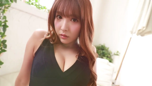 室内 · 诱惑 · 上半身特写 · 観葉植物 · 前傾 · 看镜头 · 深溝 · 黑色深V紧身裙