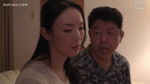 室内 · 坐姿 · 交谈 · 严肃 · 面部特写 · 休闲服 · 熟女