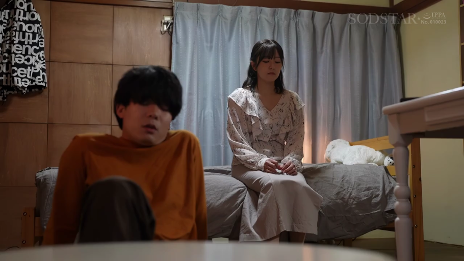 座り姿勢 · 真剣 · 寝室 · ベッド · 全景 · 碎花上衣 · 剧情感 · 陪伴