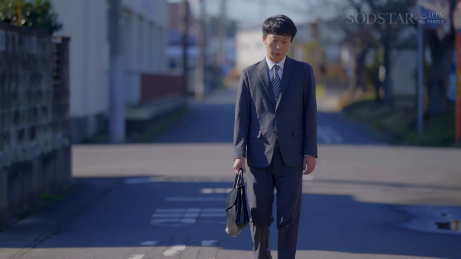 全身 · 行走 · 西装 · 户外街道