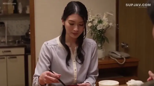 坐姿 · 半身特写 · 餐厅 · 日常生活 · 淡然 · 碗筷 · 浅紫色衬衫 · 持筷进食