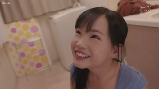 脸部特写 · 注视 · 仰视 · 洗手间 · 蓝色背心 · 俯拍视角 · 灿烂笑容 · 洗衣机