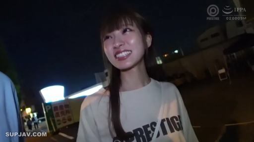 站立 · 面部特写 · T恤 · 户外夜晚