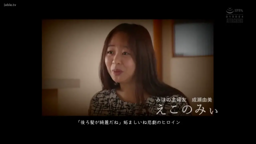 室內 · 坐姿 · 交谈 · 微笑 · 半身特寫 · 熟女 · 格纹上衣