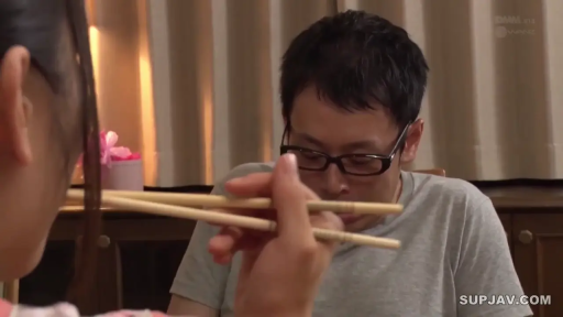 室内 · 坐姿 · 严肃 · 面部 · T恤 · 筷子 · 吃饭