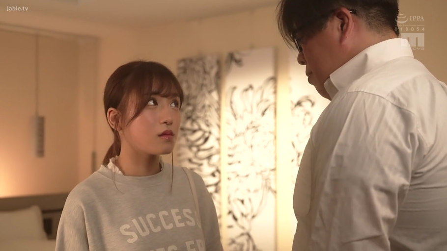 室内 · 站立 · 对视 · 近景 · 疑惑 · 卫衣 · 影视截图