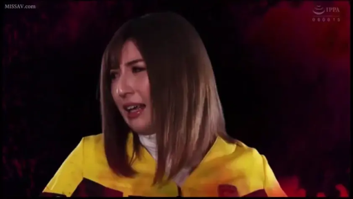 張口 · 特寫 · 侧脸 · 影棚 · 忧虑 · 黄色制服 · 特摄剧情