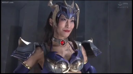 站立 · 微笑 · 室内摄影棚 · 半身特写 · 对视 · 角色扮演服