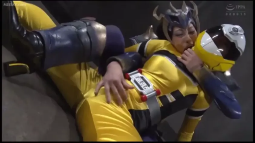 全身 · 摄影棚 · 被压制 · 黄色战队紧身衣