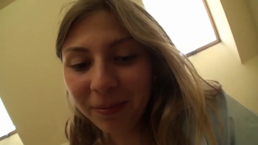 室内 · 脸部特写 · 浅色上衣