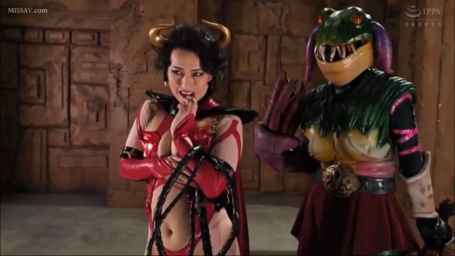 摆拍 · 站立姿势 · 半身照 · 皮鞭 · 红色露肚装 · 古风遗迹 · 邪恶笑容 · 特摄恶役