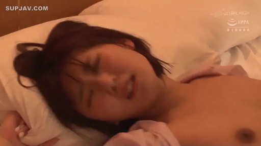 露乳 · 陶醉 · 枕頭 · 仰臥 · 面部特寫 · 床上 · 半裸 · 性行为中