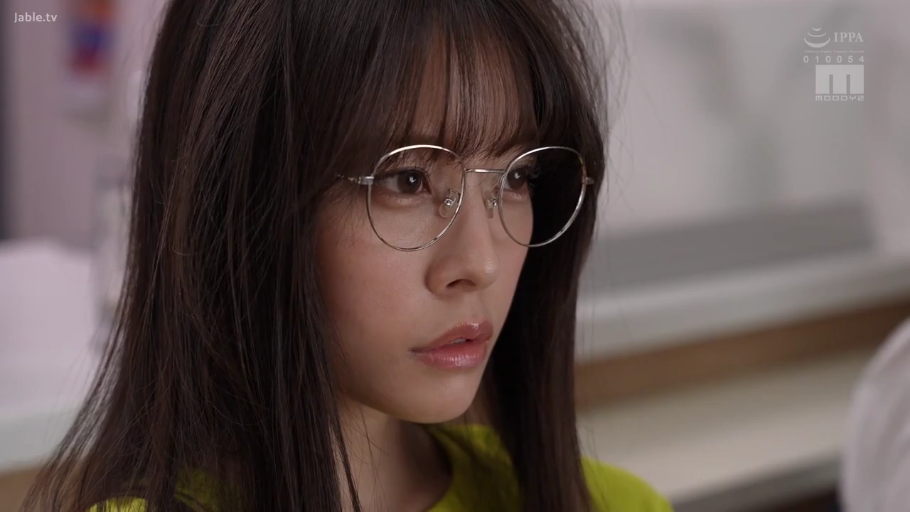 室內 · 坐姿 · 臉部特寫 · 自然 · 注視 · 长发 · 黄色短袖 · 圆框眼镜