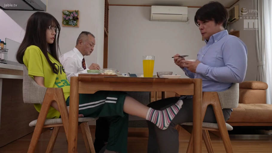 座り姿勢 · 平静 · 碗筷 · 运动裤 · 足部 · 餐厅 · 脚交 · 桌下调情