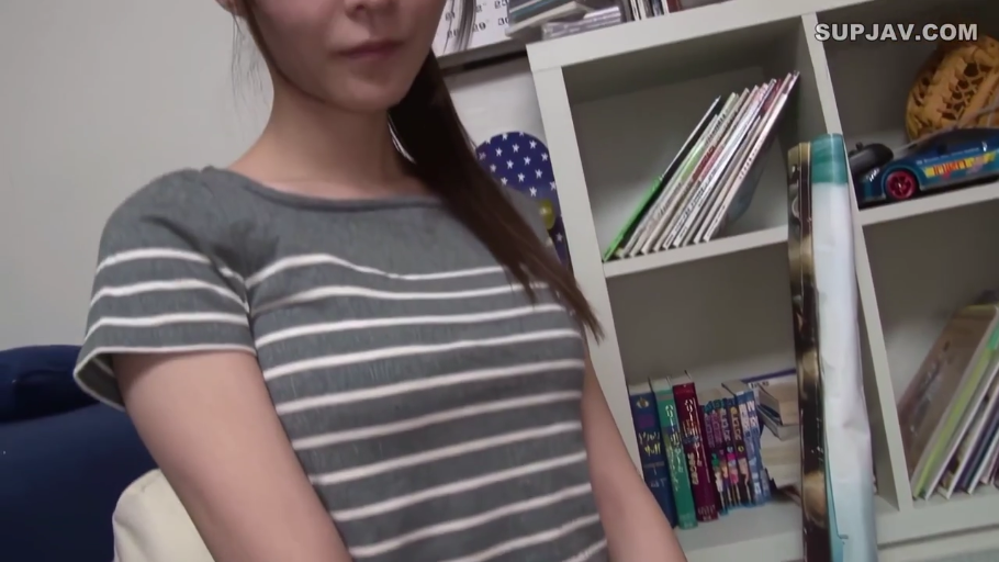 站立 · 微笑 · 半身 · 注视镜头 · 书架 · 室内书房 · 长发马尾 · 条纹短袖T恤