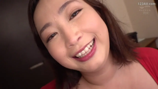 室內 · 臉部特寫 · 微笑 · 俯拍 · 快樂 · 正面 · 红色上衣