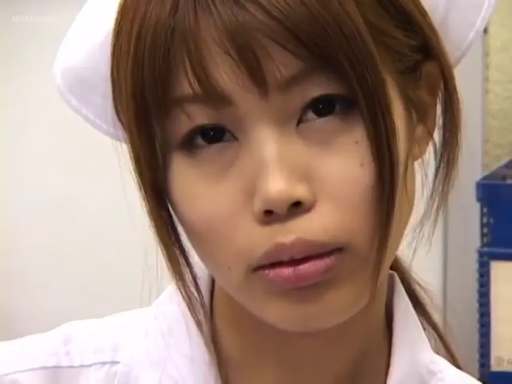 护士帽 · 护士服 · 脸部特写 · 平淡 · 静止 · 棕色长发 · 低头姿势 · 医疗背景