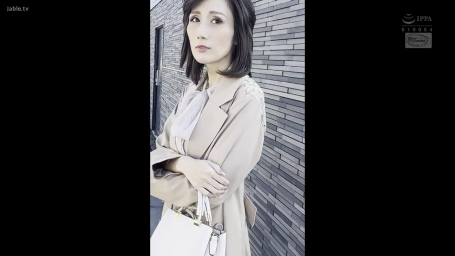 内搭浅色上衣