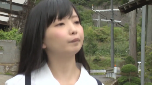 校服 · 脸部 · 站立 · 平静 · 户外 · 街拍 · 望向远方