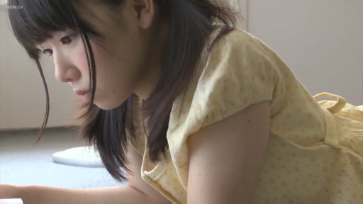 室内 · 平静 · 俯卧 · 注视 · 长发 · 侧脸特写 · 黄色碎花裙