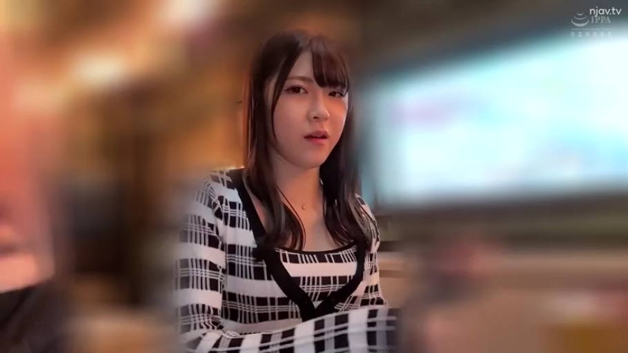 室内 · 坐姿 · 中景 · 对视 · 长发 · 微讶 · 格纹开衫