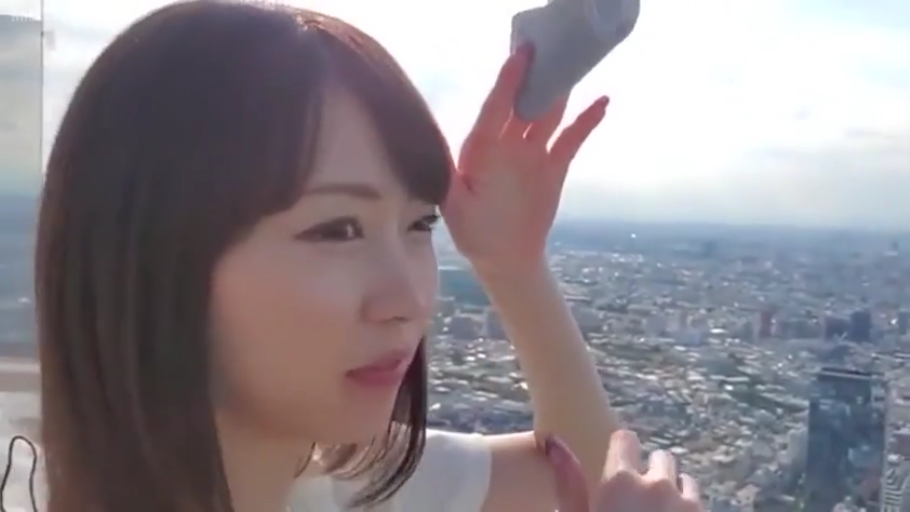 脸部特写 · 白色上衣 · 户外高层