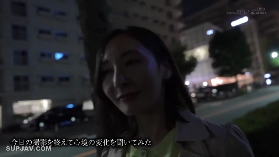 室内 · 站立 · 微笑 · 面部特写 · 长发 · 口罩 · 开心 · 红色羽绒服