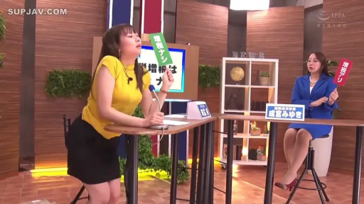 销魂 · 中景 · 职业装 · 熟女 · 录制 · 麦克风 · 演播室 · 扶桌