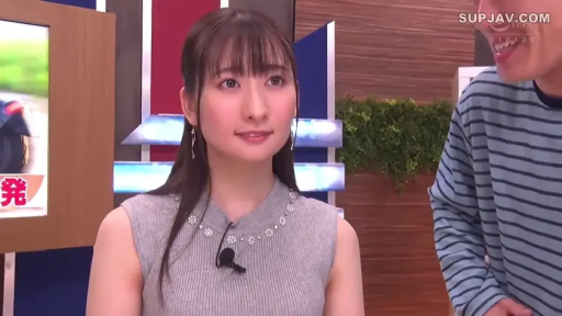 Conversation · Sit properly. · Smile · 面部特写 · 电视画面 · 室内演播室 · 领夹麦克风 · 灰色无袖针织衫