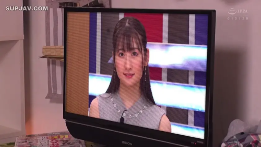 脸部特写 · 微笑 · 正坐 · 注视镜头 · 演播室 · 灰色无袖上衣 · 电视机 · 女主播