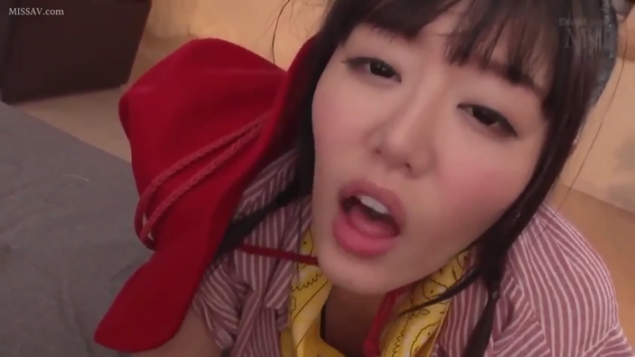 室内 · 脸部特写 · 条纹衬衫