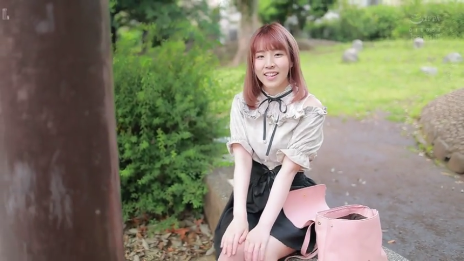 坐姿 · 中景 · 微笑 · 开朗 · 公园户外 · 外拍 · 粉色提包 · 淑女衬衫与短裙