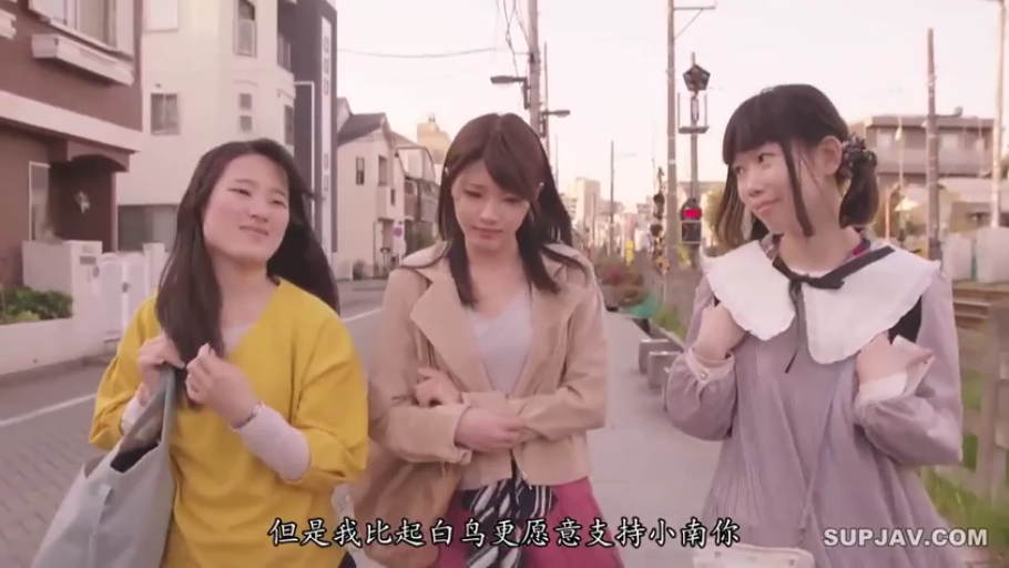 自然 · 休闲装 · 聊天 · 街道 · 行走 · 挎包