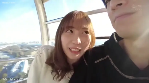 脸部 · 微笑 · 并排坐 · 户外 · 互动 · 休闲服 · 摩天轮