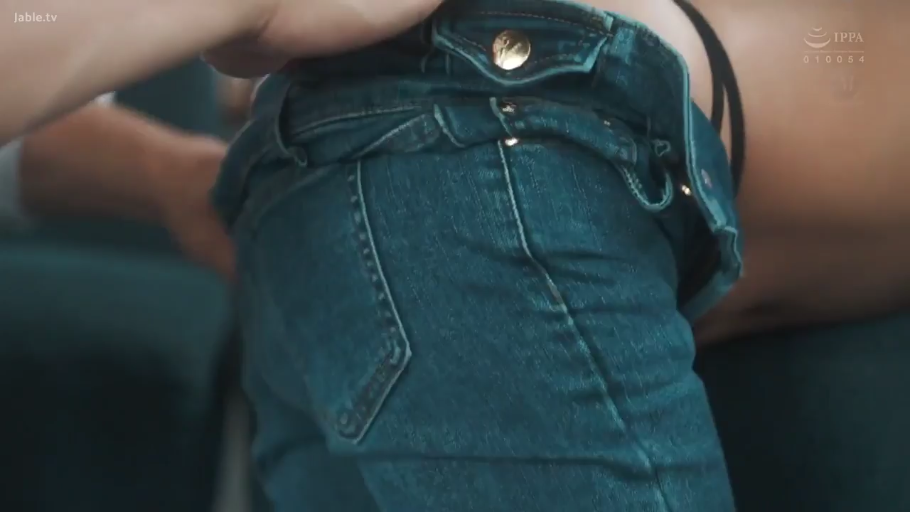 室内 · 臀部 · 弯腰 · 牛仔裤 · 男性的手 · 脱裤子