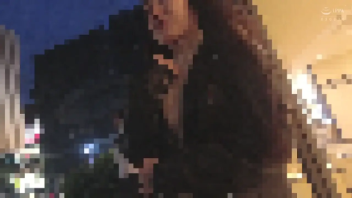 Stand · Smile · Front medium shot · 走动 · 深色大衣 · 马赛克遮挡 · 户外夜景