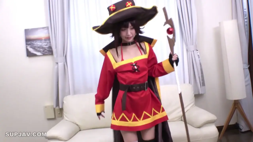 站立 · 展示 · 中景 · 微笑 · リビング · 法杖 · アニメコスプレ · 惠惠角色扮演服