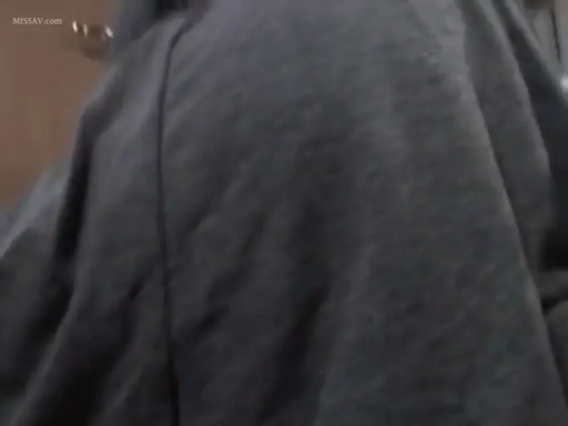 室內 · 站立 · 背對鏡頭 · 灰色衛衣 · 背影 · 背部特写