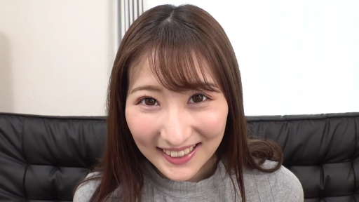 Close-up of the face · Indoor sofa · Forward Sitting Posture · 灰色高领针织衫