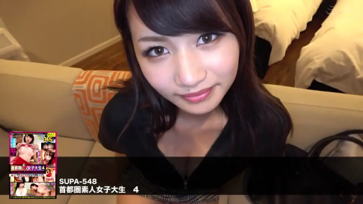 俯身 · 脸部特写 · 沙发 · 微笑 · 酒店房间 · 注视镜头 · 亚洲女性 · 黑色低胸上衣