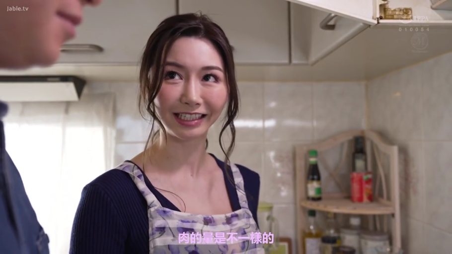 脸部特写 · 站立 · 微笑 · 对话 · 厨房 · 围裙 · 人妻 · 调味料