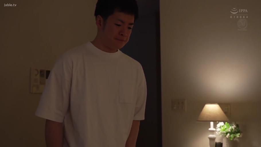 室内 · 站立 · 白色T恤