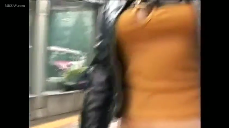 远景 · 街道 · 行走 · 俯视视角 · 双肩包 · 条纹T恤 · 步行