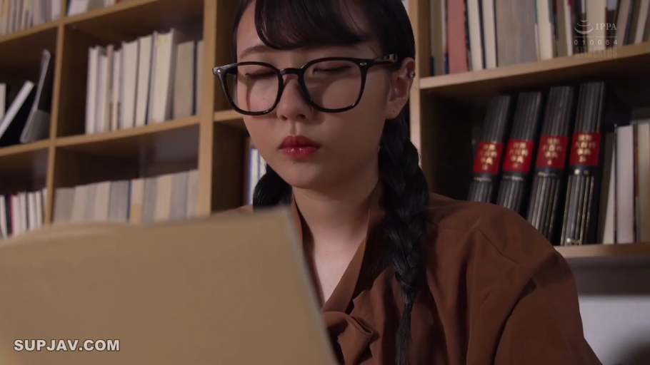 平静 · 眼镜特写 · 图书馆 · 棕色衬衫