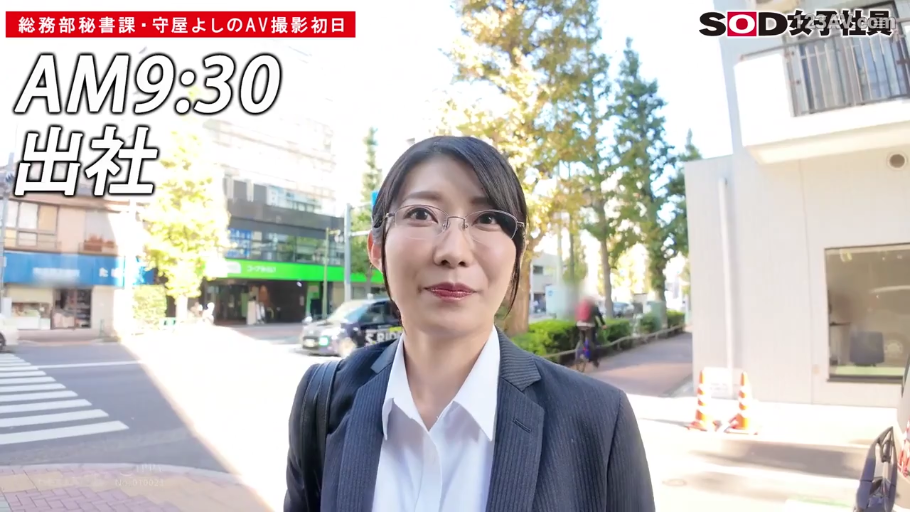 眼镜 · 脸部特写 · 站立 · 微笑 · 职场女性 · 职业装 · 街道 · 注视镜头